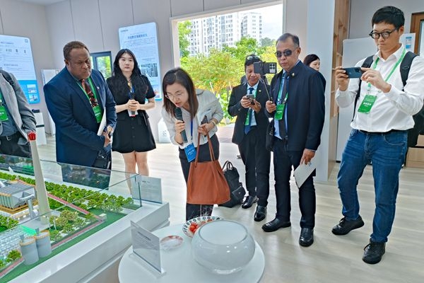 12.RCEP論壇外媒團(tuán)來(lái)海螺屋參觀(guān)采訪(fǎng) 12.RCEP論壇外媒團(tuán)來(lái)海螺屋參觀(guān)采訪(fǎng)