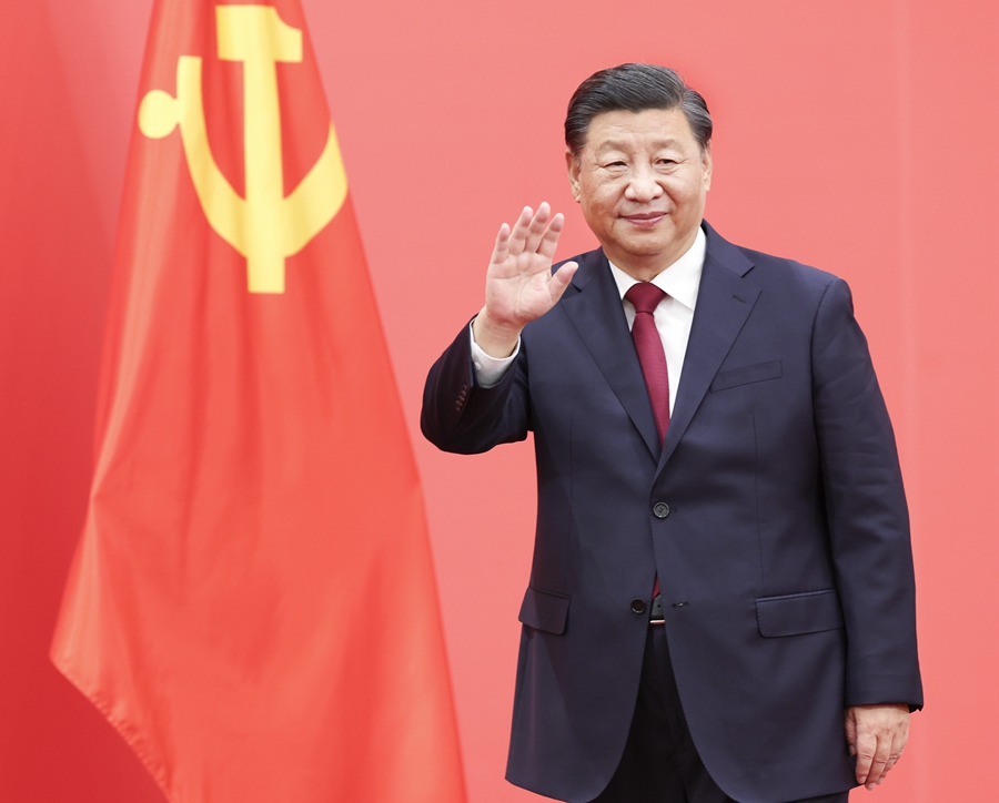 10月23日，剛剛在中國(guó)共產(chǎn)黨第二十屆中央委員會(huì)第一次全體會(huì)議上當(dāng)選的中共中央總書記習(xí)近平和中共中央政治局常委李強(qiáng)、趙樂際、王滬寧、蔡奇、丁薛祥、李希在北京人民大會(huì)堂同采訪中共二十大的中外記者親切見面。這是習(xí)近平向在場(chǎng)的中外記者揮手致意。