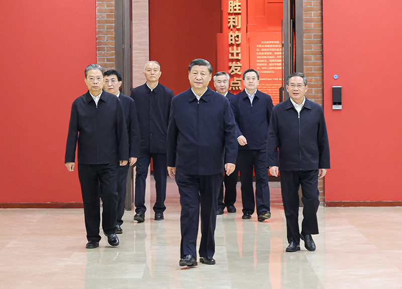 　　10月27日，中共中央總書記、國家主席、中央軍委主席習(xí)近平帶領(lǐng)中共中央政治局常委李強、趙樂際、王滬寧、蔡奇、丁薛祥、李希，瞻仰延安革命紀(jì)念地。這是習(xí)近平等在延安革命紀(jì)念館，參觀《偉大歷程——中共中央在延安十三年歷史陳列》。
