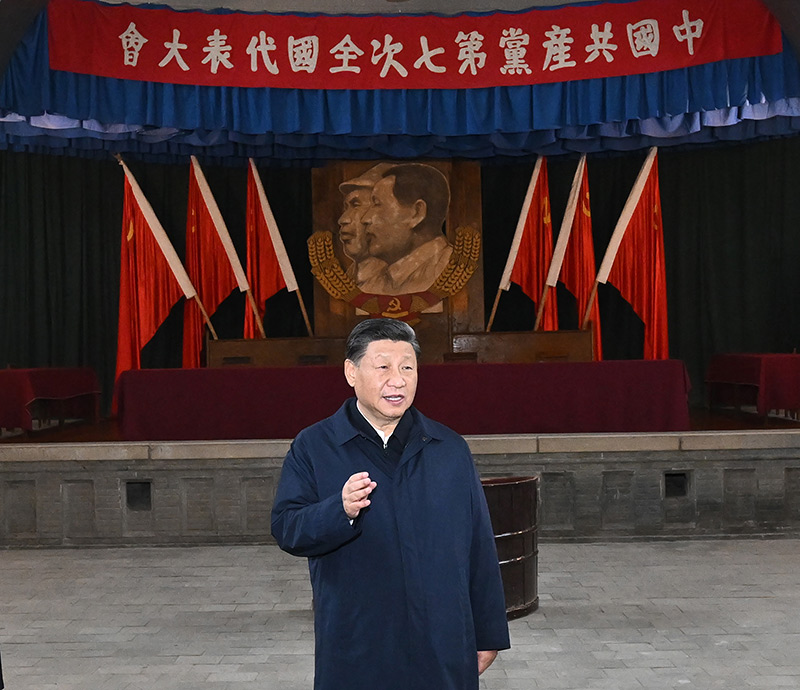 　　10月27日，中共中央總書記、國家主席、中央軍委主席習(xí)近平帶領(lǐng)中共中央政治局常委李強、趙樂際、王滬寧、蔡奇、丁薛祥、李希，瞻仰延安革命紀(jì)念地。這是習(xí)近平在楊家?guī)X瞻仰中共七大會址。