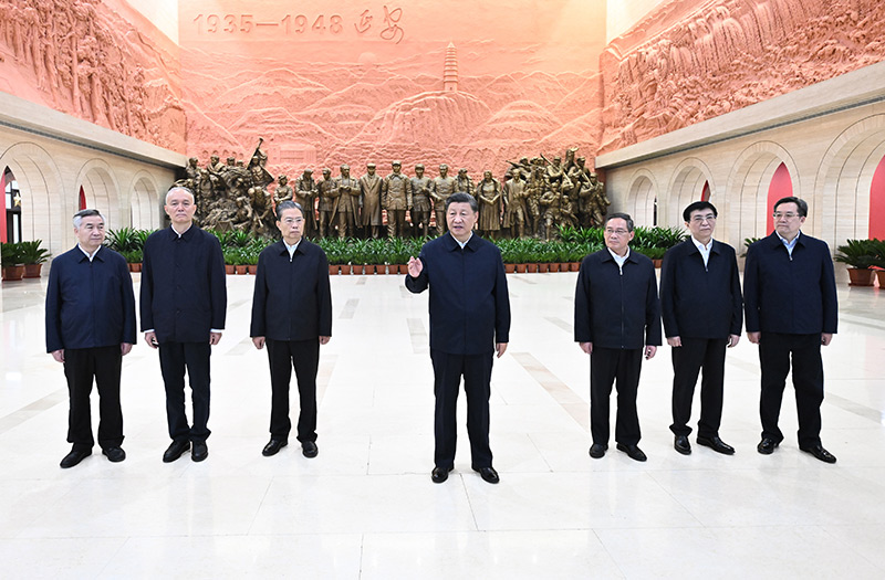 　　10月27日，中共中央總書記、國家主席、中央軍委主席習(xí)近平帶領(lǐng)中共中央政治局常委李強、趙樂際、王滬寧、蔡奇、丁薛祥、李希，瞻仰延安革命紀(jì)念地。這是習(xí)近平在延安革命紀(jì)念館參觀《偉大歷程——中共中央在延安十三年歷史陳列》結(jié)束時發(fā)表重要講話。