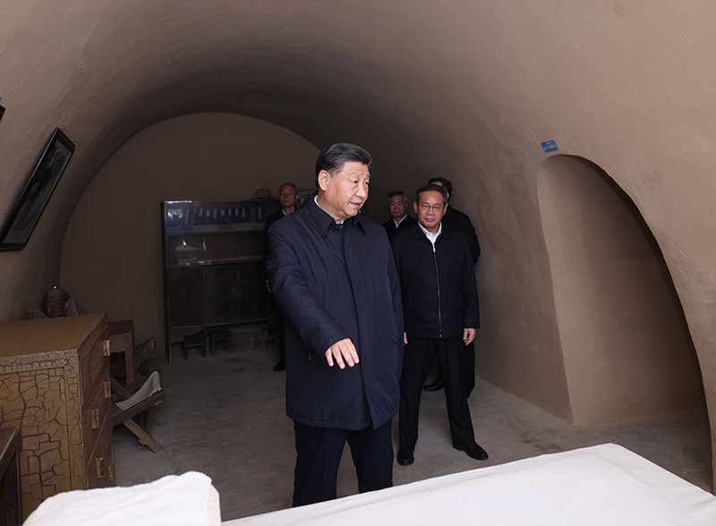　　10月27日，中共中央總書記、國家主席、中央軍委主席習(xí)近平帶領(lǐng)中共中央政治局常委李強、趙樂際、王滬寧、蔡奇、丁薛祥、李希，瞻仰延安革命紀(jì)念地。這是習(xí)近平等在楊家?guī)X參觀毛澤東舊居。