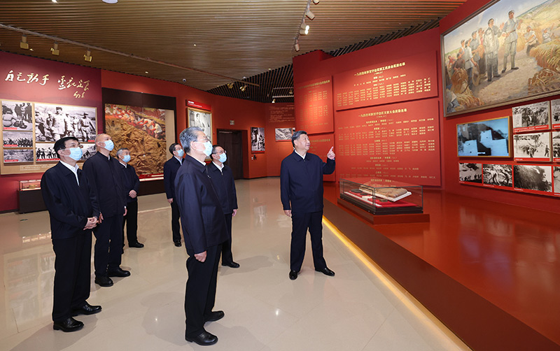 　　10月27日，中共中央總書記、國家主席、中央軍委主席習(xí)近平帶領(lǐng)中共中央政治局常委李強、趙樂際、王滬寧、蔡奇、丁薛祥、李希，瞻仰延安革命紀(jì)念地。這是習(xí)近平等在延安革命紀(jì)念館，參觀《偉大歷程——中共中央在延安十三年歷史陳列》。