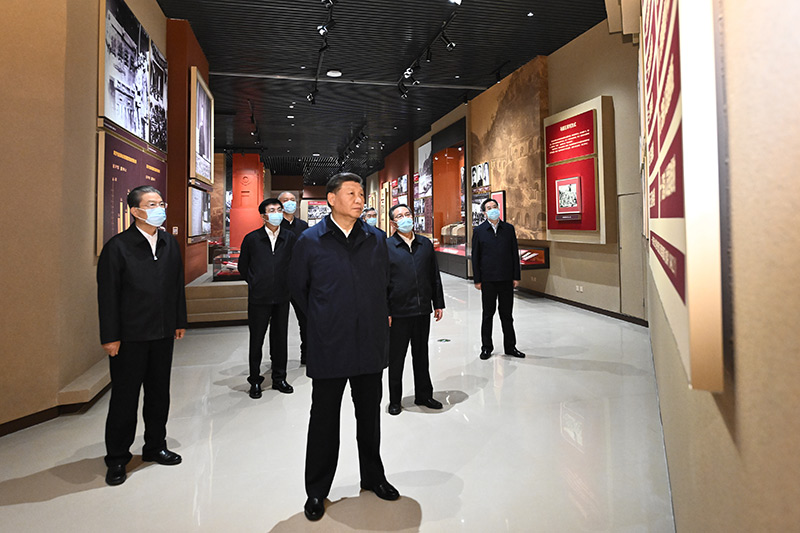 　　10月27日，中共中央總書記、國家主席、中央軍委主席習(xí)近平帶領(lǐng)中共中央政治局常委李強、趙樂際、王滬寧、蔡奇、丁薛祥、李希，瞻仰延安革命紀(jì)念地。這是習(xí)近平等在延安革命紀(jì)念館，參觀《偉大歷程——中共中央在延安十三年歷史陳列》。