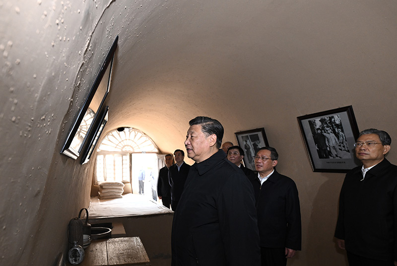 　　10月27日，中共中央總書記、國家主席、中央軍委主席習(xí)近平帶領(lǐng)中共中央政治局常委李強、趙樂際、王滬寧、蔡奇、丁薛祥、李希，瞻仰延安革命紀(jì)念地。這是習(xí)近平等在楊家?guī)X參觀朱德舊居。
