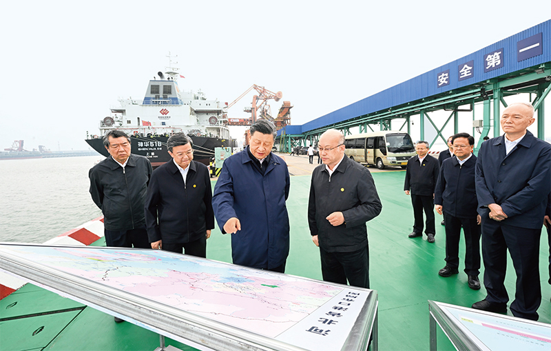 2023年5月11日至12日，中共中央總書記、國家主席、中央軍委主席習(xí)近平在河北考察，并主持召開深入推進(jìn)京津冀協(xié)同發(fā)展座談會。這是11日下午，習(xí)近平在滄州市黃驊港煤炭港區(qū)碼頭考察。 新華社記者 李學(xué)仁/攝