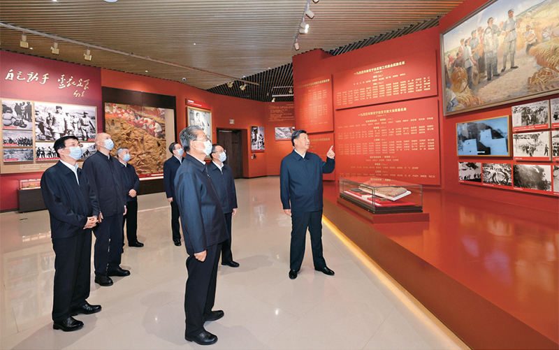 2022年10月27日，中共中央總書記、國家主席、中央軍委主席習(xí)近平帶領(lǐng)中共中央政治局常委李強、趙樂際、王滬寧、蔡奇、丁薛祥、李希，瞻仰延安革命紀(jì)念地。這是習(xí)近平等在延安革命紀(jì)念館，參觀《偉大歷程——中共中央在延安十三年歷史陳列》。 新華社記者 鞠鵬/攝